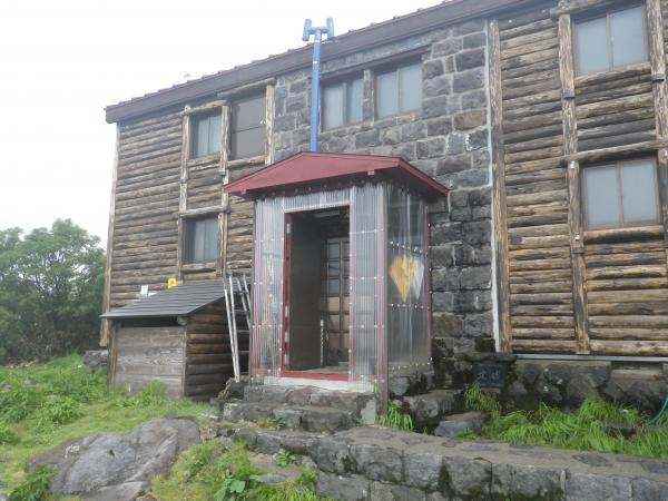 滝ノ小屋です。登山道から少し歩いたところにあります。トイレ完備。小屋は営業中です。