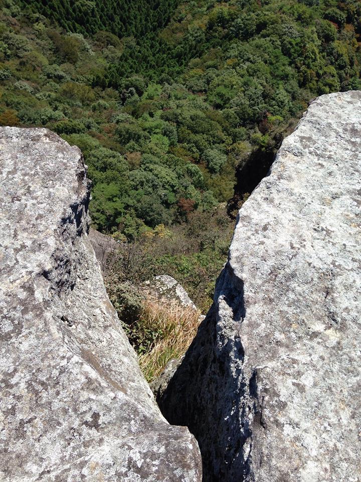 獅子岩上部から登ってきたルートを見下ろす