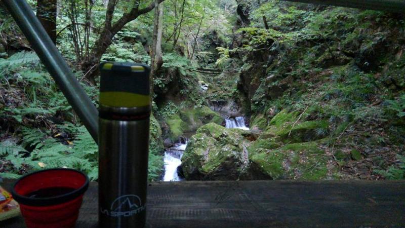 鳩ノ巣の渓谷で温かいコーヒー