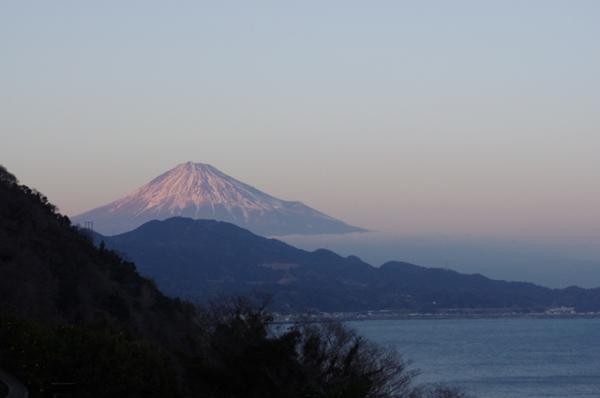 下山後。薩埵峠周辺から夕景の富士山