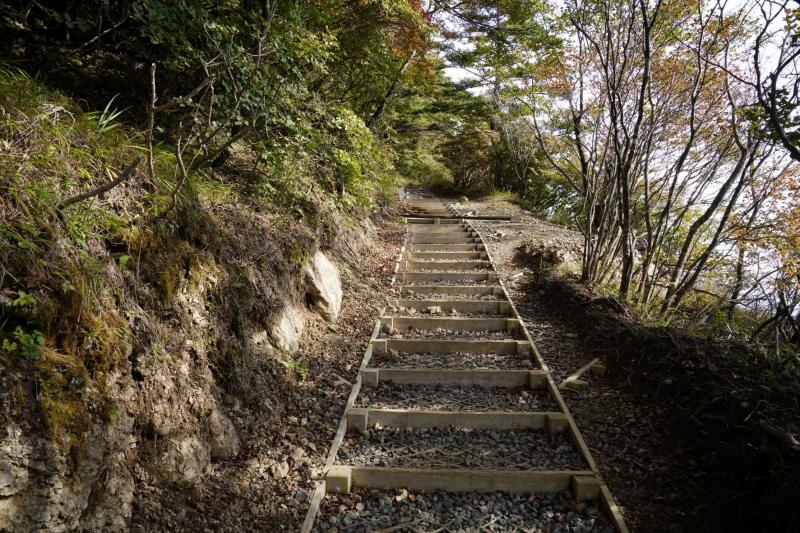 四季楽園から階段状の道を登って頂上へ。