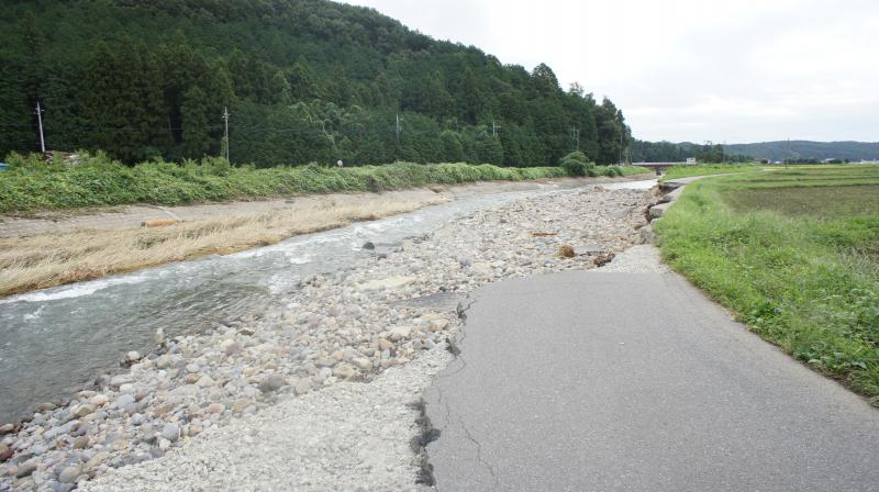 大雨の影響で田川の一部道路は崩落しています
