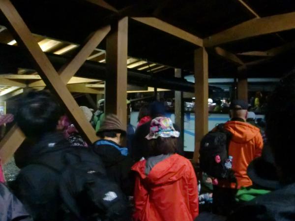 屋久杉自然館でバスを待つ方々