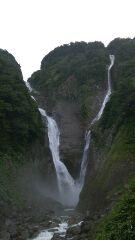 称名滝。落差日本一３５０mの大迫力！これはみなさまに体感してほしい。