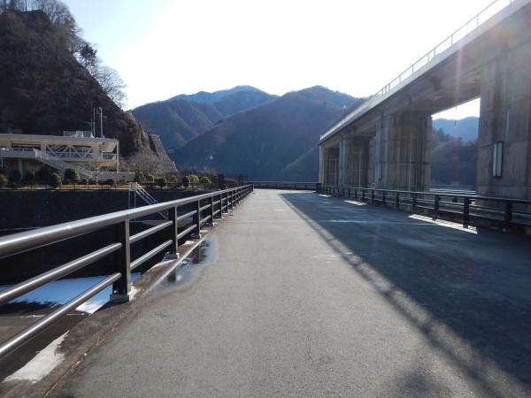 奥多摩湖から入山します。