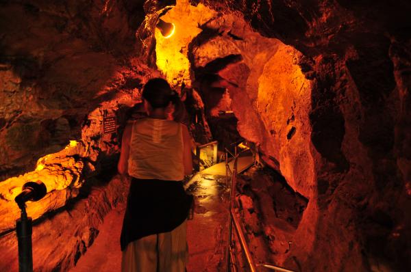 別の日ですが、竜ヶ岩洞の内部。鍾乳洞の凄さを実感できます。