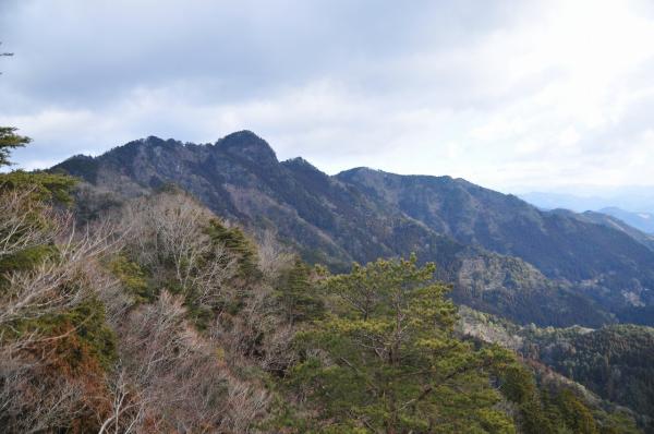 岩古谷山付近からの平山明神山。特徴的な山容をしているのですぐわかる。