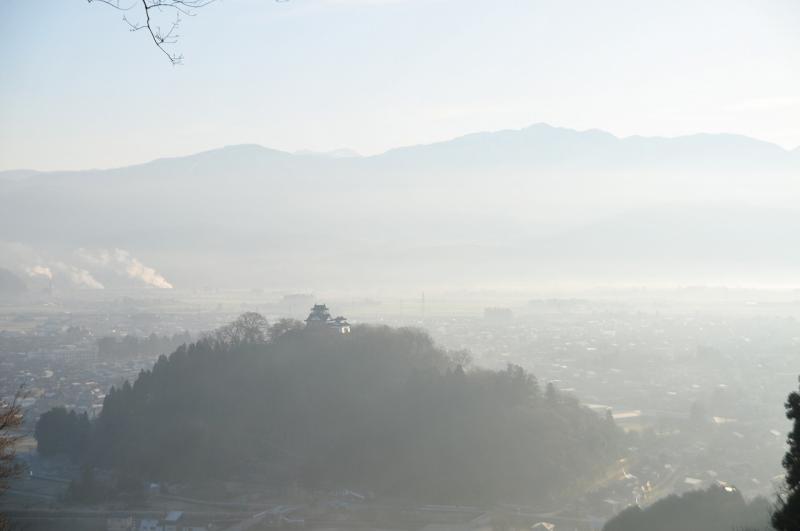 朝靄の越前大野城と後ろが経ヶ岳。