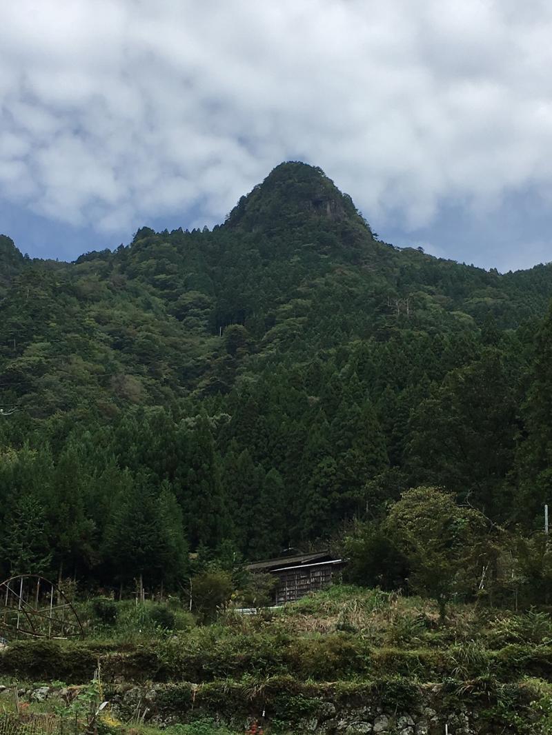 平山の集落から見上げる明神山