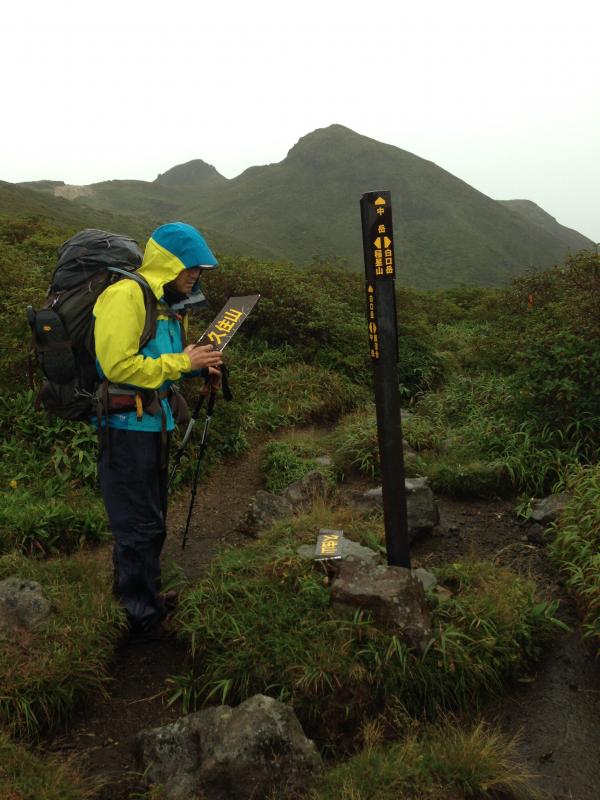 落ちてる看板を拾う西村さん