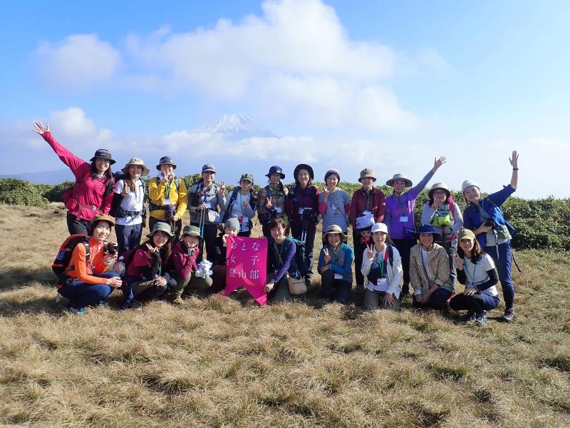 富士山をバックに山頂で記念写真！！