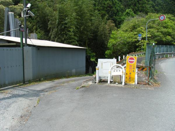 島本駅よりしばし歩き林道入り口