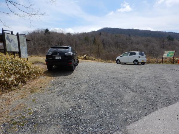 出発地点の古峰原峠には数台駐車できます。