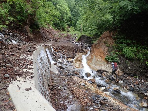 崩壊した林道を歩きます。