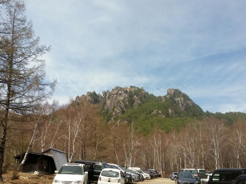 駐車場から見える岩峰を登ります