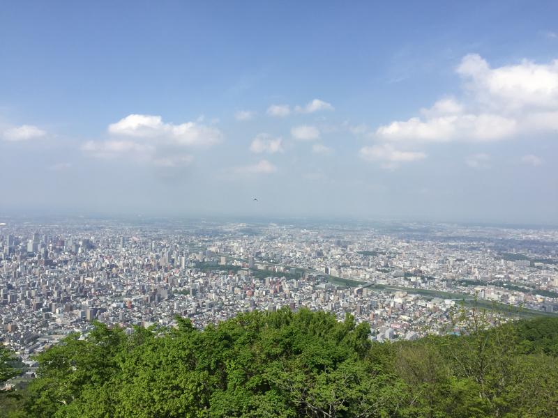 山頂から札幌市内を一望できます。
