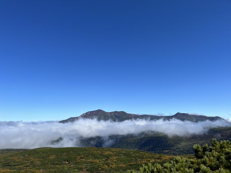 雲が晴れてきて旭岳が見えてきました。