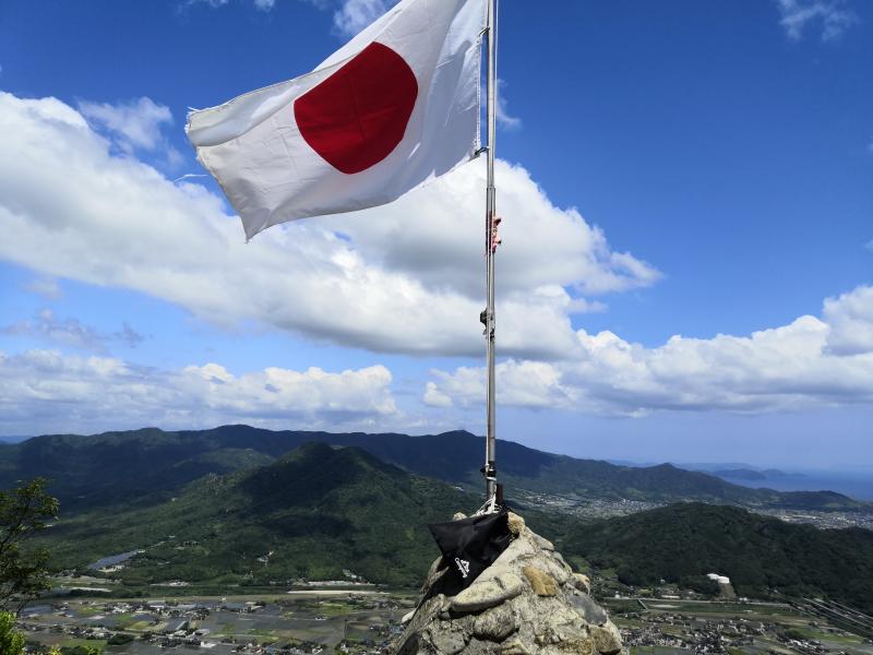 山頂には日本国旗が。
