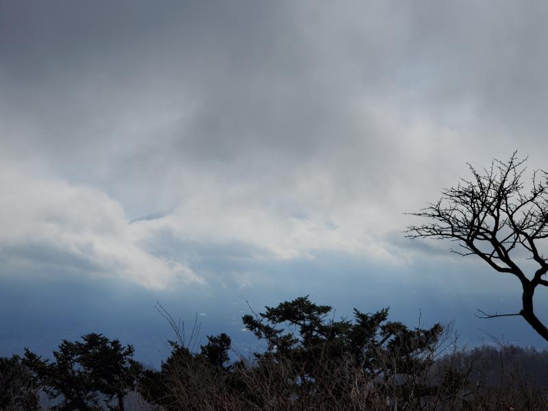 下り途中の一瞬だけ富士山のすそ野がみえました