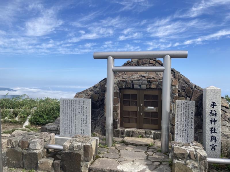 山頂神社。奥には雲海。