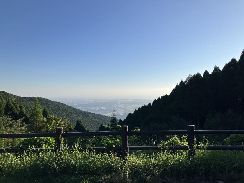 駐車場からは日向灘と宮崎市街が見えます
