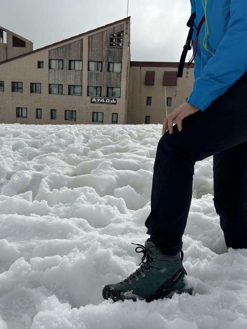 雪に埋もれる登山靴