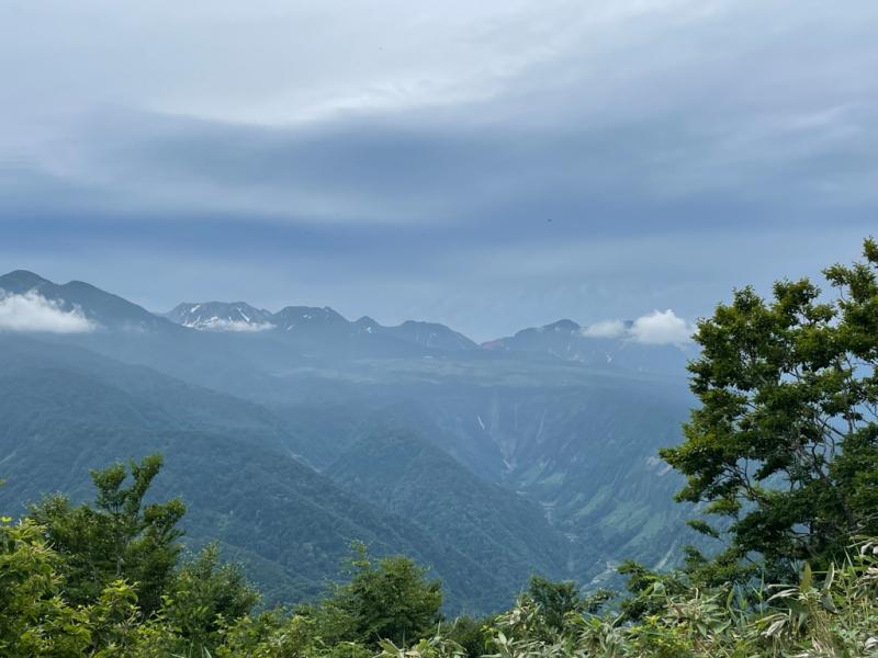 山頂から見る立山と称名滝と