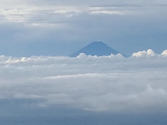 遠くに富士山が見えます。
