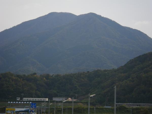 敦賀市内からどこからでも見える野坂岳