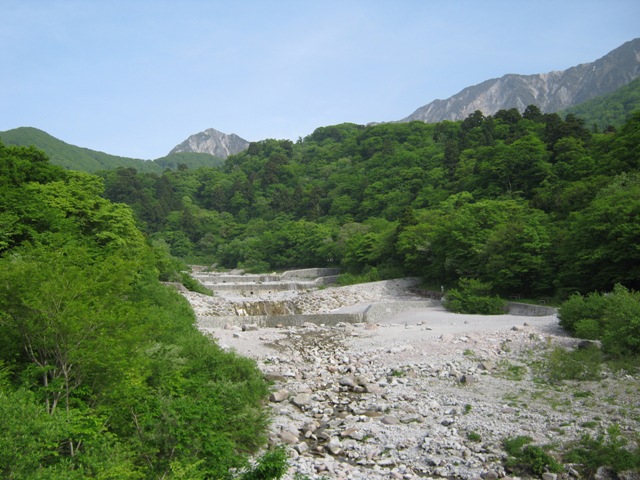 左のピークが三鈷峰です。