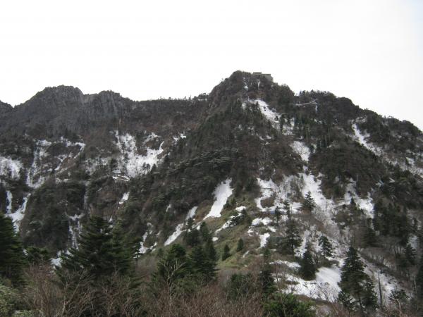 残雪の残る石鎚山