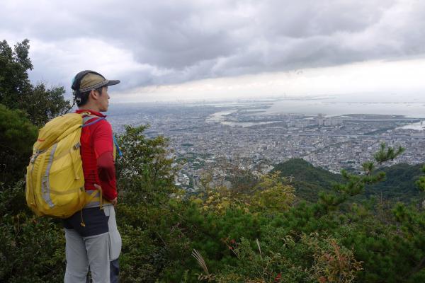 風吹岩から見た神戸の町並み、あいにくの曇り空です・・・。