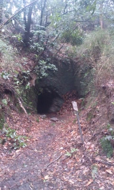 山の中にトンネルがあります