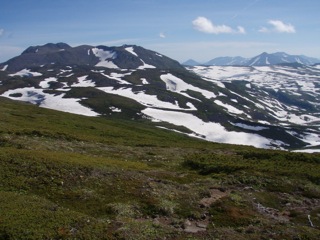 これが６月２５日、小化雲岳付近から撮影した大雪の山々です（左端がトムラウシ山、右奥はオプタテシケ、十勝岳等）大雪山（旭岳や黒岳）の山開きは6月２６日であるように