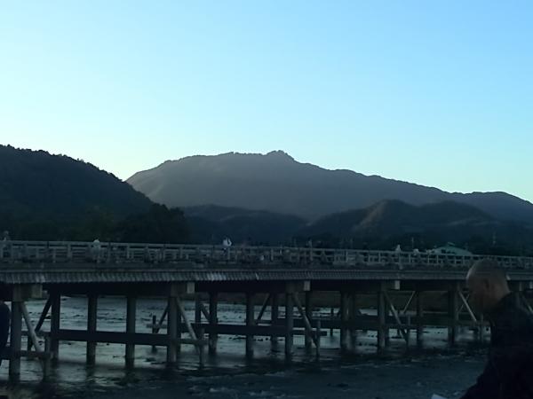 渡月橋と愛宕山