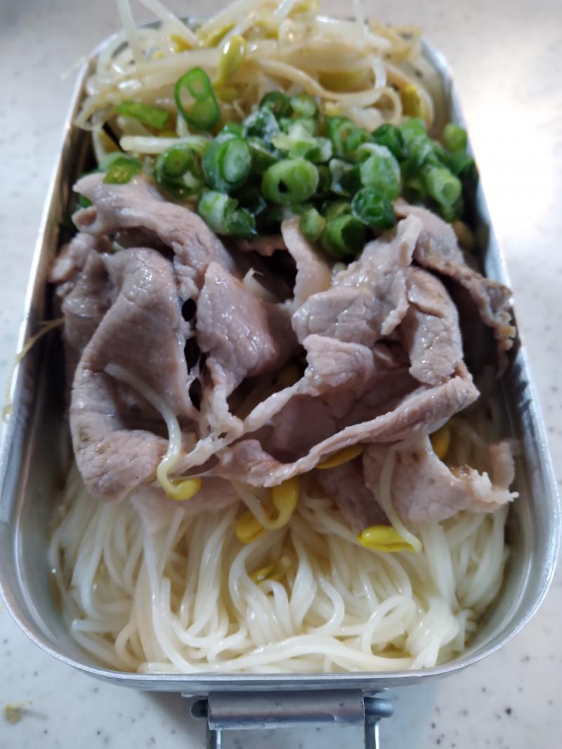 もやしマシマシ塩ダレ豚しゃぶそうめん