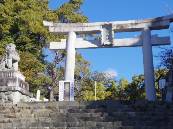 今日はここから。武田神社からトコトコ歩き出す。